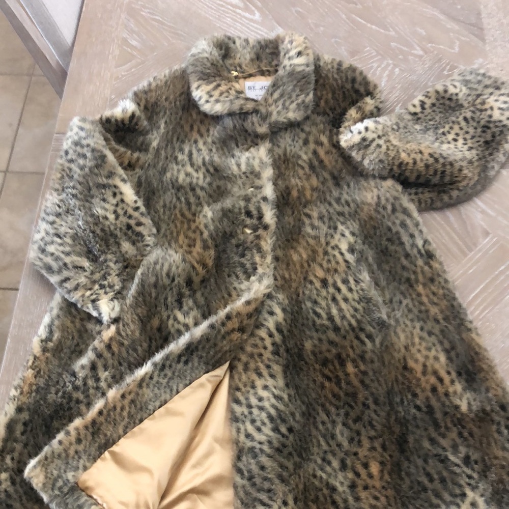 Authentic Saint John Plush Winter Coat - Picture 6 of 7